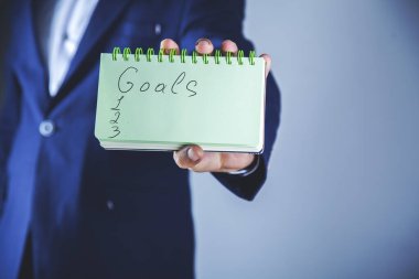 Adam el ele tutuştuğu not defteri ile gol metni