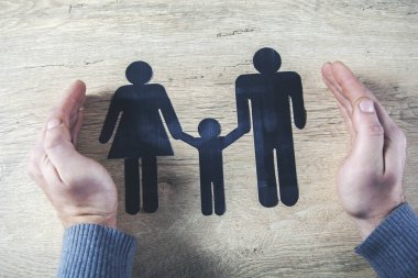 Masasında aile kâğıdı olan bir adam.