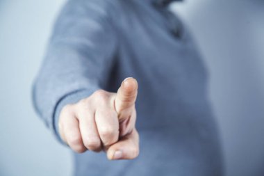 Adam gri arkaplanda ekrana dokunuyor