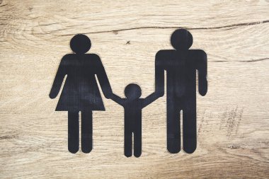 Aile evrakları masanın arkasında.