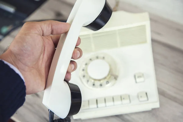 Uomo Mano Che Tiene Telefono Vintage Sulla Scrivania — Foto Stock