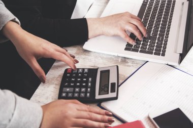 Ekip ofis masasında belge üzerinde çalışıyor.