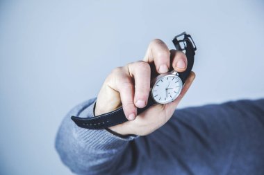 Kızgın adam gri arka planda el gözetimi yapıyor.