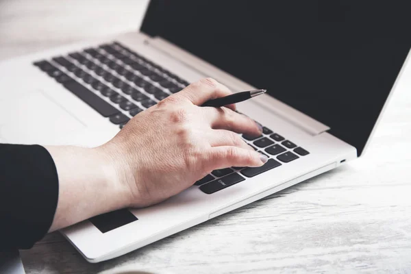 Mulher Caneta Mão Com Teclado Mesa — Fotografia de Stock