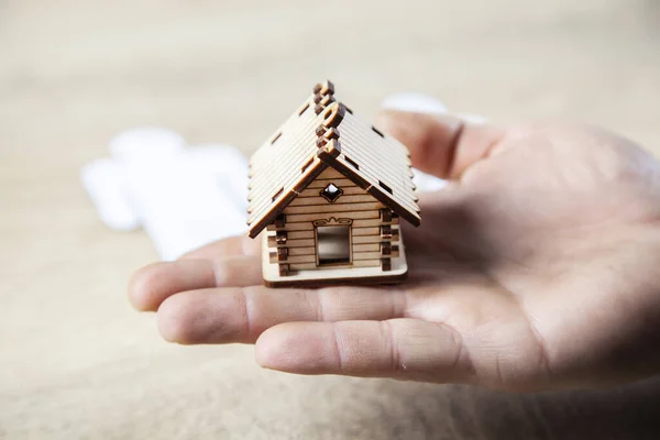 Hombre Joven Mano Sosteniendo Modelo Casa Madera — Foto de Stock