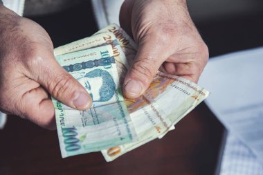 Gri çekmecelerde para tutan adam.