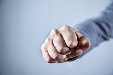 Gri arka planda kızgın adam yumruğu