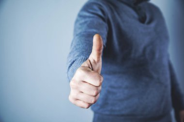 Adam el tamam. Gri arkaplanda işaret var.