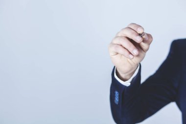 iş adamı el kalemi ekranda dokunuyor