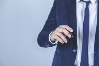 iş adamı el kalemi ekranda dokunuyor