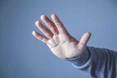 Mavi duvarda kızgın bir adam var.