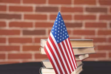  Duvarda Amerikan bayrağı olan bir kitap.