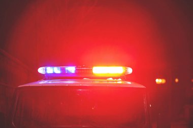 Şehrin arka planında polis arabası ışıkları