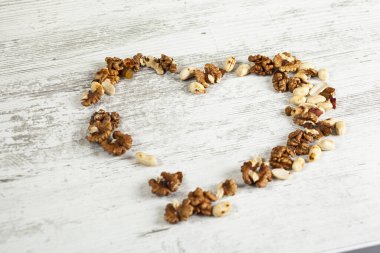 sağlıklı bir diyet ve kalple karışık fındık. 