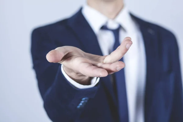 Joven Hombre Negocios Mano Vacía Mano Sobre Fondo Gris — Foto de Stock