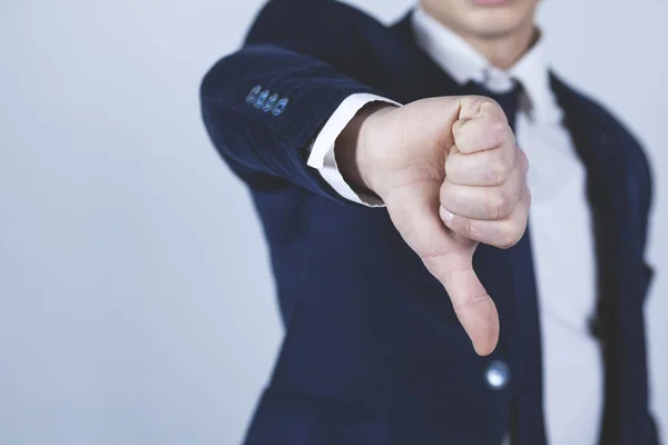 Mann Händigt Schlechtes Schild Auf Grauem Hintergrund Aus — Stockfoto