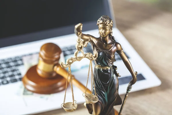 Rechter Justitie Dame Computer Tafel — Stockfoto