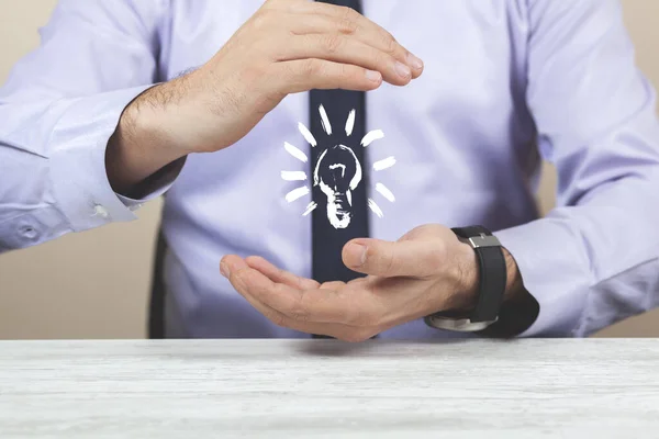 Mann Hand Glühbirne Bildschirm Auf Tisch — Stockfoto