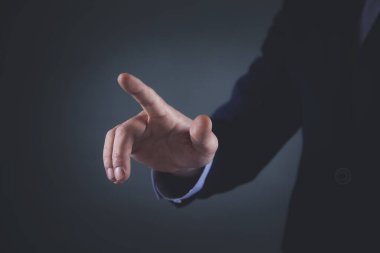Ekrandaki adam koyu arkaplanda dokunuyor
