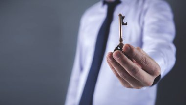 Koyu arkaplanda el yapımı vintage anahtar.