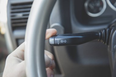 Arabada el sürücüsü sinyal kontrol lambası kullanıyor.