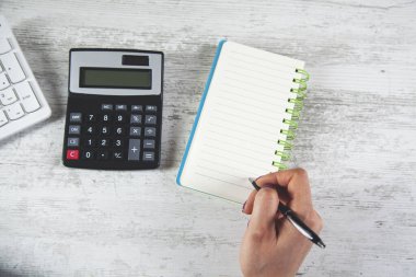 Masada hesap makinesi ve not defteri olan bilgisayar