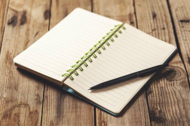 pen on the notepad on the desk