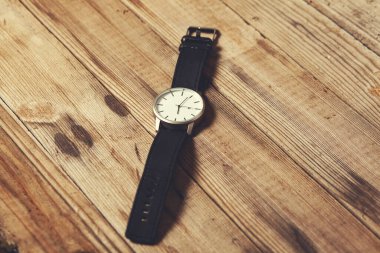 Kahverengi ahşap masada güzel bir saat