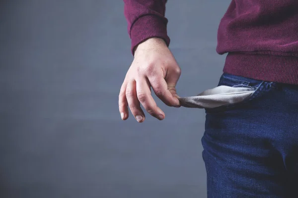 Mann Hand Leere Tasche Auf Dunklem Hintergrund — Stockfoto