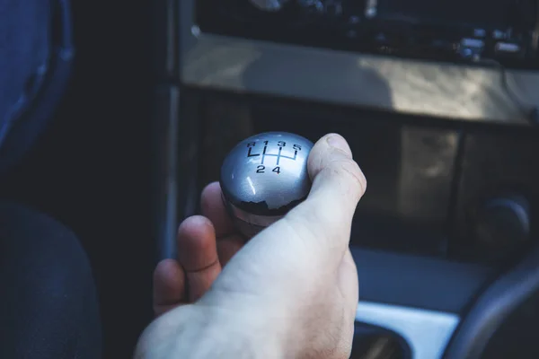 Man Byter Växel Hålla Handtag Den Moderna Bilen Närbild — Stockfoto