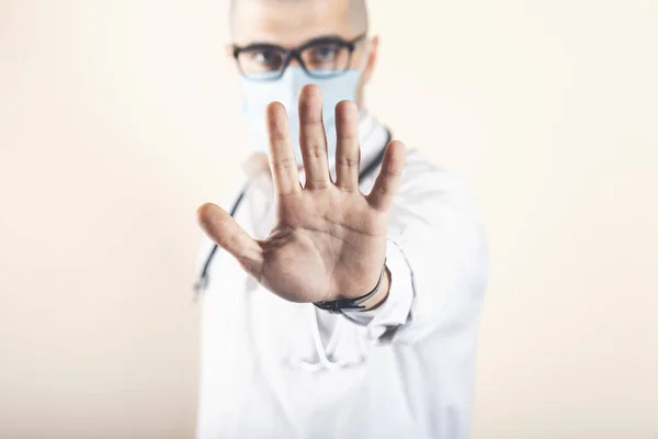 Joven Médico Muestra Mano Para Detener Virus —  Fotos de Stock