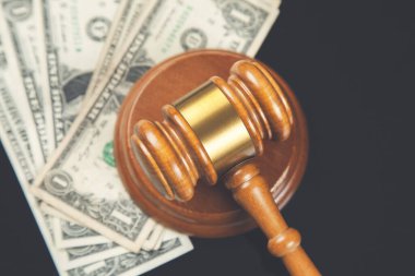 Siyah masada parası olan bir yargıç.