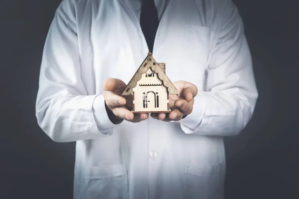 Mano Hombre Sosteniendo Modelo Casa Madera Sobre Fondo Gris — Foto de Stock