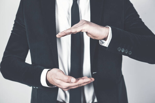 человек пустая рука на сером фоне
