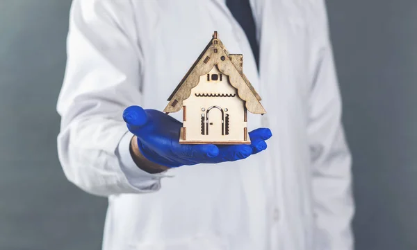 Ekran arka planında erkek el evi modeli