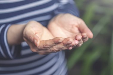 Genç kadınlar evlerinde avuçlarını boşaltırlar.