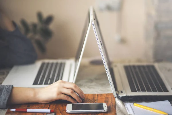 Working Home Konzept Mädchen Mit Smartphone Laptop Und Geschäftsberichten — Stockfoto