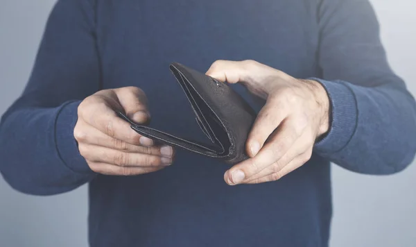 Junger Mann Reicht Leere Brieftasche Auf Dunklem Hintergrund — Stockfoto