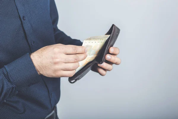 Man Haalt Geld Uit Een Portemonnee — Stockfoto