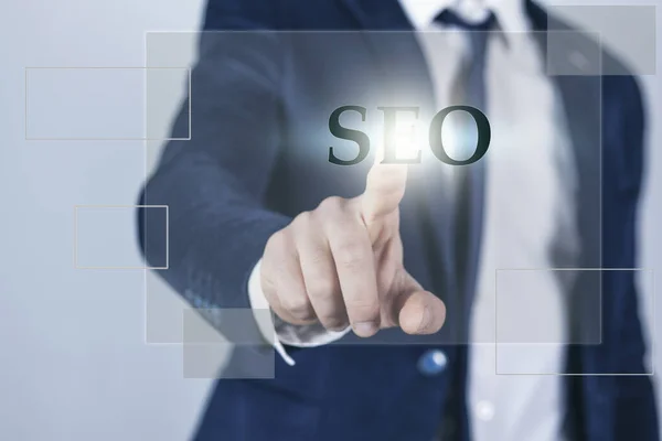 Arama motoru optimizasyon danışmanı beyaz tahtadaki SEO düğmesine basıyor