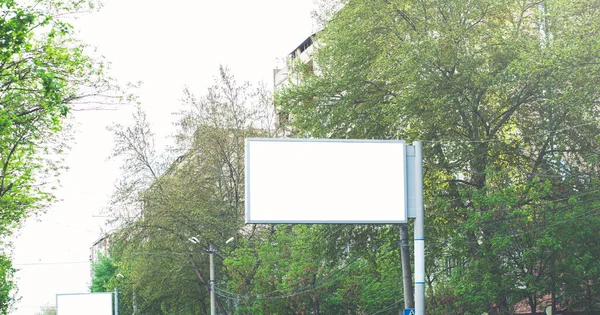 Billboard Καμβά Mock Στο Φόντο Της Πόλης Όμορφη Ηλιοφάνεια — Φωτογραφία Αρχείου