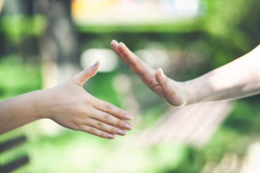 Dünya çapında Covid-19 salgınından kaçınmak için el selamlamasını kontrol etmeyin