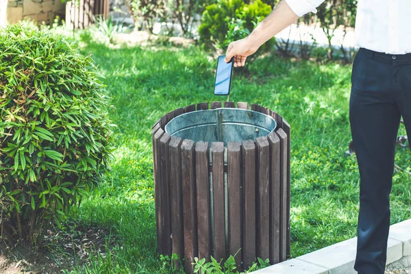 Joven Lanza Teléfono Cubo Basura — Foto de Stock