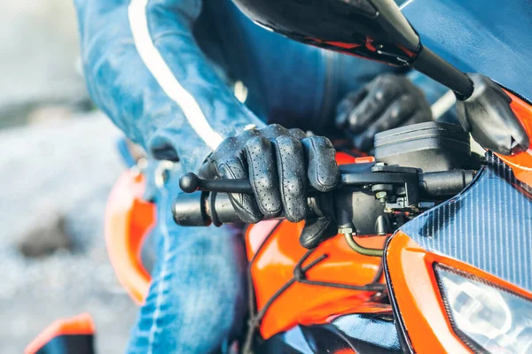 Nahaufnahme Hand Eines Mannes Steuer Eines Motorrads Auf Natürlichem Hintergrund — Stockfoto