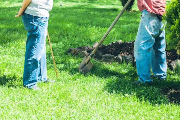 Dos Trabajadores Trabajan Con Palas Parque — Foto de Stock