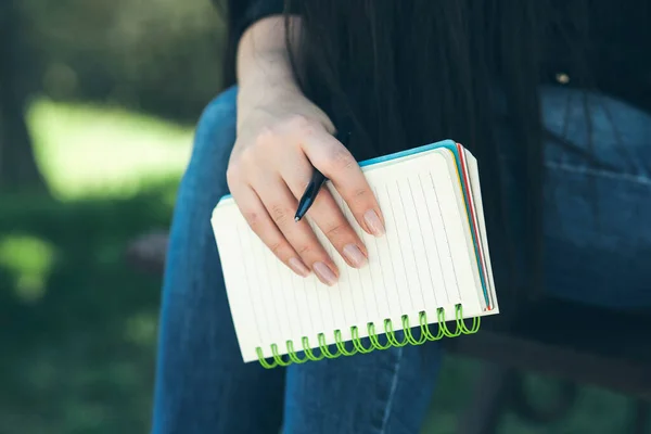 Stylo Cahier Dans Les Mains Une Fille — Photo