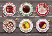 Set verschiedener Tassen wärmender Herbst- und Weihnachtsgetränke. Skizze auf der Tafel