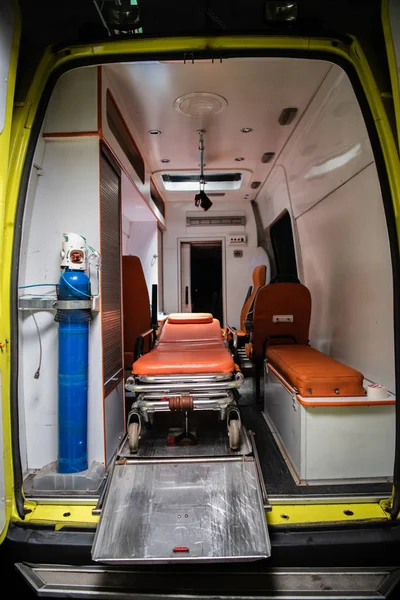 Voiture d'ambulance médicale avec civière et équioment à l'intérieur . — Photo