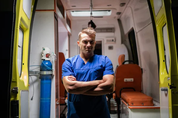 Homme en uniforme médical regarder la caméra avec le sourire — Photo