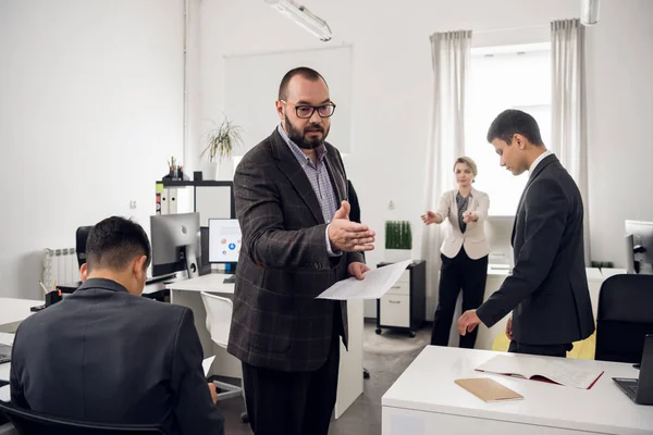 Chief talks to his colleages in the office — 스톡 사진